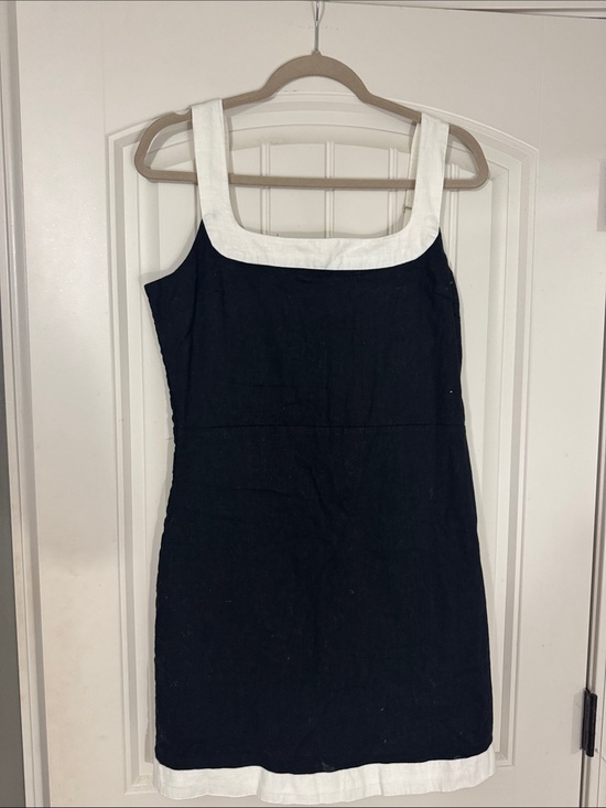 Abercrombie & Fitch Dresses & Skirts - Classic Black and White Square-Neck Linen Dress